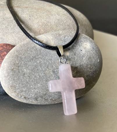 Collana Croce in pietra naturale Quarzo rosa