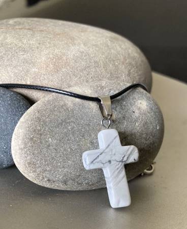 Collana Croce in pietra naturale bianca con venature