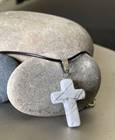 Collana Croce in pietra naturale bianca con venature